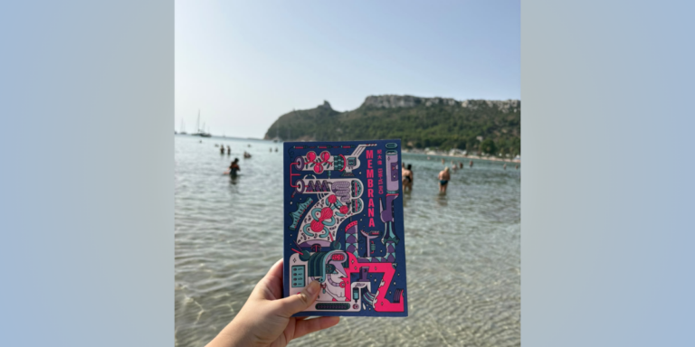 Copertina di Membrana di Chi Tawei fotografata sulla spiaggia del Poetto a Cagliari, con il mare sullo sfondo.